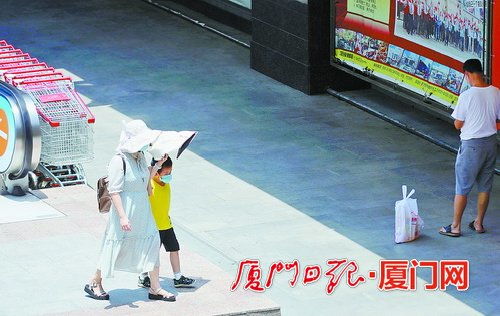 \天屎之路\引热议 行人频频中招 \天屎之路\引热议 行人频频中招