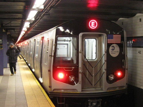 男子地铁做怪异行为博流量致3伤