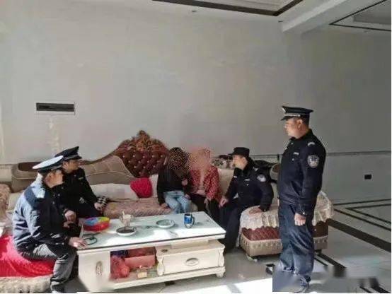 游客被打 副所长拉偏架被免职不冤(公正处理游客被打事件,副所长拉偏架被免职不冤) 游客被打 副所长拉偏架被免职不冤(公正处理游客被打事件,副所长拉偏架被免职不冤)