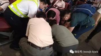 旅客摆渡车内晕倒有人破窗 机场通报(旅客摆渡车内晕倒与破窗救援事件,机场的紧急通报) 旅客摆渡车内晕倒有人破窗 机场通报(旅客摆渡车内晕倒与破窗救援事件,机场的紧急通报)