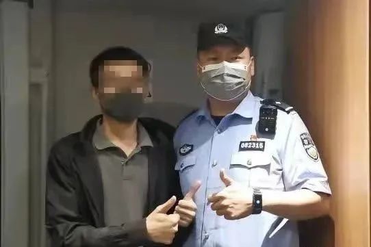幼童坠站台缝隙列车员飞身施救